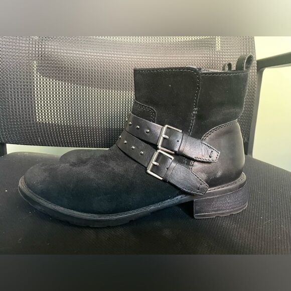 Clarks Black Suede Leather Double Buckle Heeled Ankle Boots Women's Size 8 - Picture 1 of 9